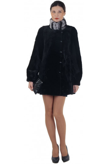 Короткая мутоновая шуба черного цвета с воротником их шиншиллы